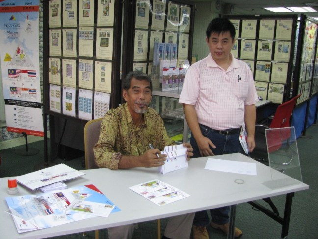 Encik Abdul Rahim Hazel Design autograph session